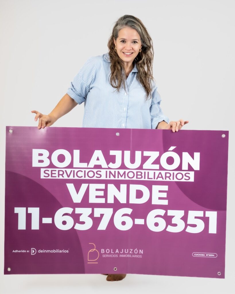 Carolina Bolajuzon con el cartel de venta de Bolajuzón